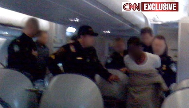 Arrestation du terroriste présumé Abdulmutallab à bord du vol 253 (image CNN)