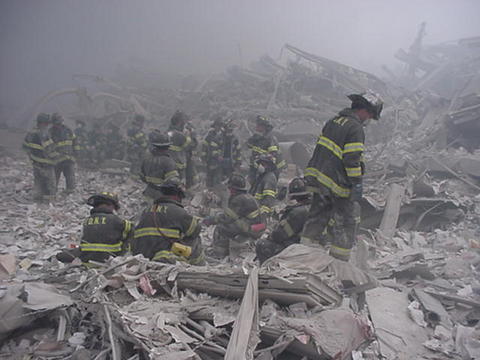 Pompiers dans la poussière de Ground Zero, après les attentats du 11 septembre 2001