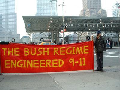 Mouvement pour la vérité à New York, devant Ground Zero, avec banderolle "The Bush regime engineered 911"