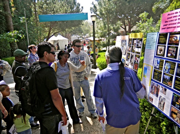 Exposition de rue à l'occasion de la Fête du Livre à Los Angeles, en 2010