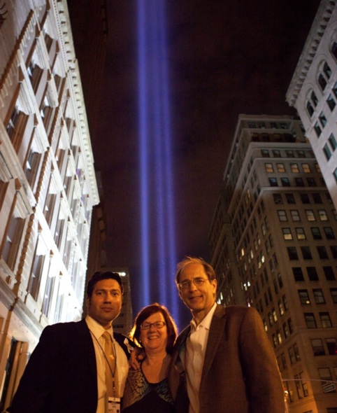 Gage allume trois faisceaux pour illuminer le ciel de New York, à l'occasion du 9ème anniversaire (en 2010)