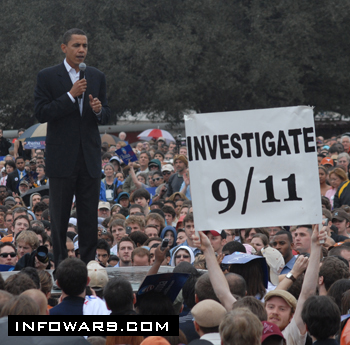 Panneau "Investigate 911" lors d'un meeting d'Obama