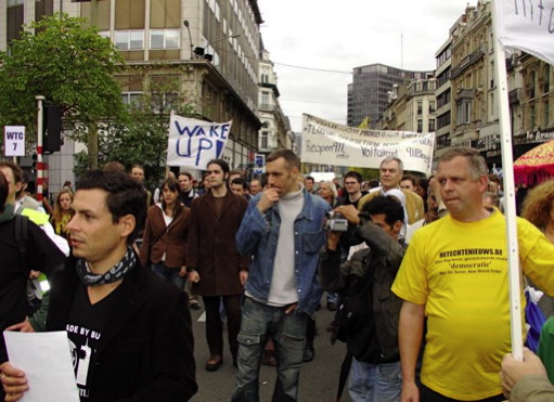 Manifestation internationale pour la vérité à Bruxelles en septembre 2007, arrêt devant la Bourse