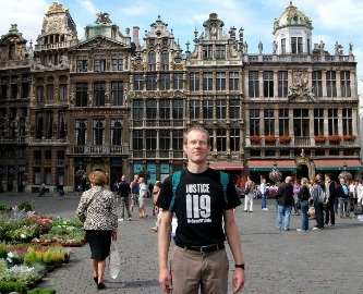 Manifestation internationale United for Truth à Bruxelles en 2009, sur la Grand Place avec le t-shirt ReOpen911