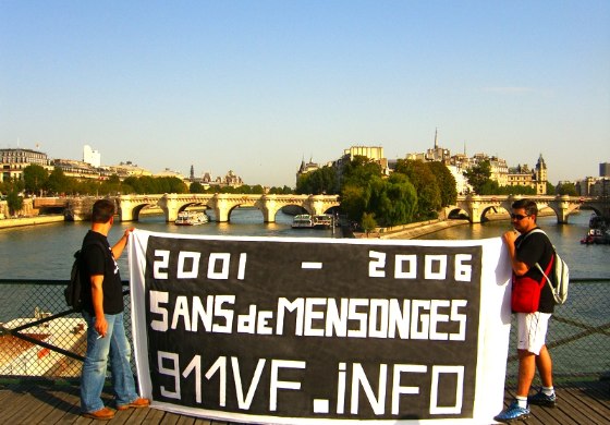 Banderole de ReOpen911 devant l'île de la Cité à Paris en 2006