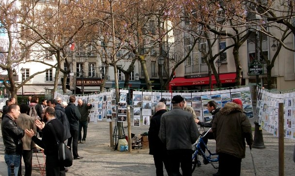 Exposition mobile de l'association ReOpen911 à Paris en avril 2013
