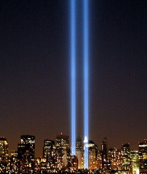 Lumières symbolisant les Tours Jumelles à New York en souvenir des attentats