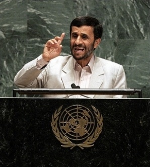 Le Président iranien Mahmoud Ahmadinejad au micro à l'ONU