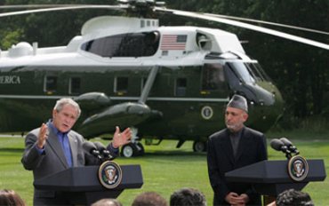 Le président George W. Bush et le président Afghan Hamid Karzaï au micro