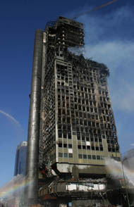 Effondrement partiel de la tour Windsor à Madrid après un incendie majeur