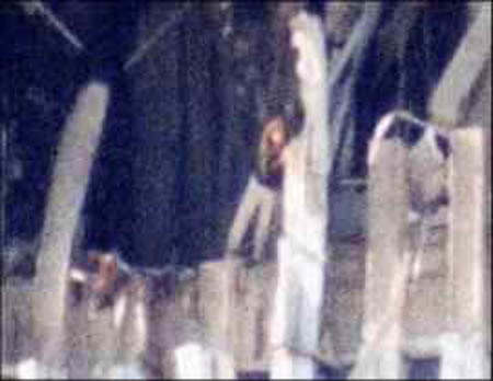 wtc118 tours jumelles femme au bord du trou detail Photos