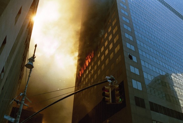 Incendies sur la face est de la tour 7 du World Trade Center
