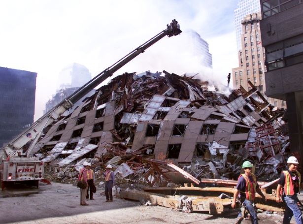 Pile de débris de la tour 7 du World Trade Center après son effondrement
