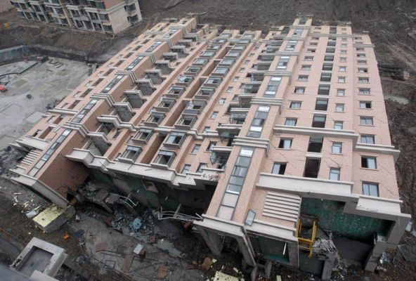 Immeuble détruit par affaissement de ses fondations, en Chine