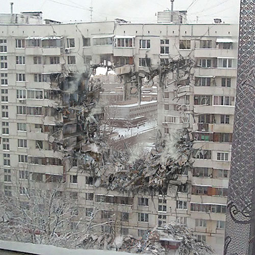 Immeuble troué à la suite (semble-t-il) d'un accident, en Russie