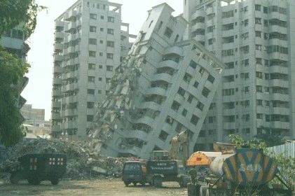 Immeuble détruit par un tremblement de terre