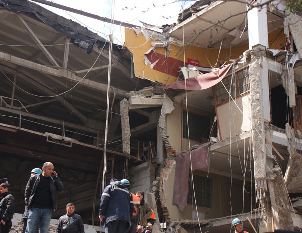 Immeuble effondré de cause inconnue, à Tbilissi