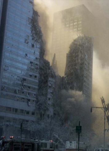 Hôtel Mariott (bâtiment 3 du World Trade Center) après l'effondrement de la Tour sud