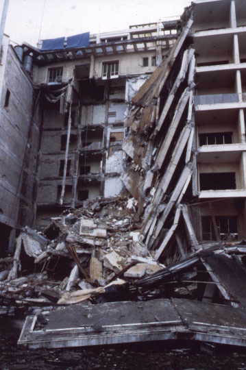 Immeuble de l'ambassade des États-Unis à Beyrouth endommagé après un attentat