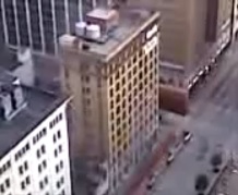 Vidéo montrant une séquence préparatoire dans une démolition contrôlée (hôtel à Houston)