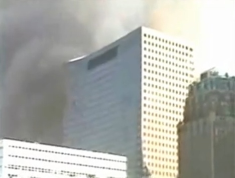 Faces nord et ouest de la tour 7 du World Trade Center au début de l'effondrement