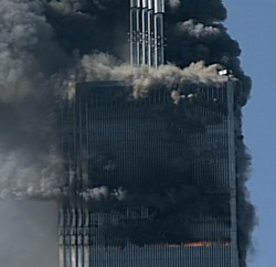 Montage montrant la légère avance de l'antenne au moment de l'effondrement de la Tour Nord du World Trade Center