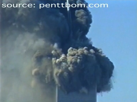 L'antenne de la Tour Nord du World Trade Center penche peu après le début de l'effondrement