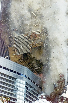 Tour 3 du World Trade Center (hôtel Mariott) recevant des débris pendant l'effondrement de la Tour Sud