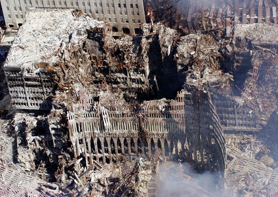 Poteaux périphériques de la Tour Nord du World Trade Center restés debout après l'effondrement