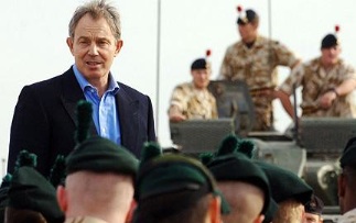 Tony Blair parle à des soldats