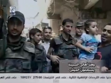 Soulagement des civils après que les rebelles aient été chassés de Sbeneh (Syrie, septembre 2012)