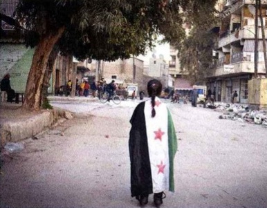 Fillette portant un drapeau aux couleurs des rebelles syriens, dans le dossier de Politis consacré à la Syrie en mai 2013
