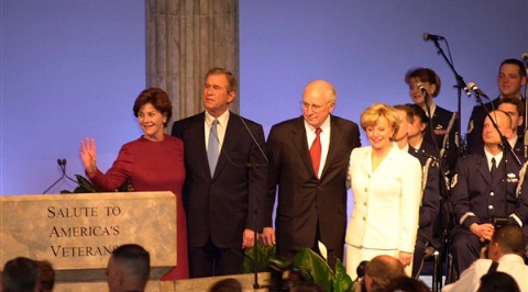 Le Président Bush, le vice-Président Dick Cheney et leurs épouses